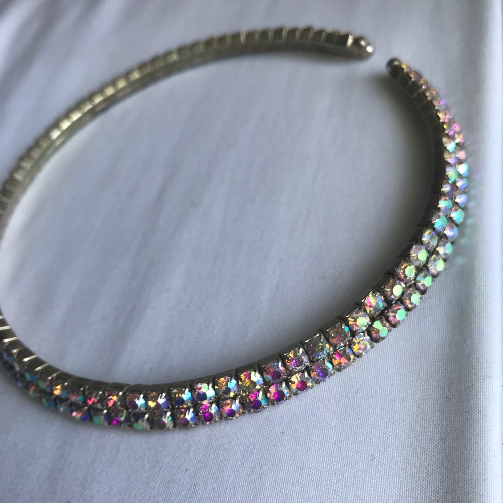Iridescent choker necklace